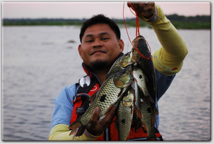 รางวัลประเภทปลากระสูบ
รางวัลชนะเลิศปลากระสูบ อันดับที่ 1    ถ้วยเกียรติยศ   โดย  คุณ  เสริมศักดิ์  