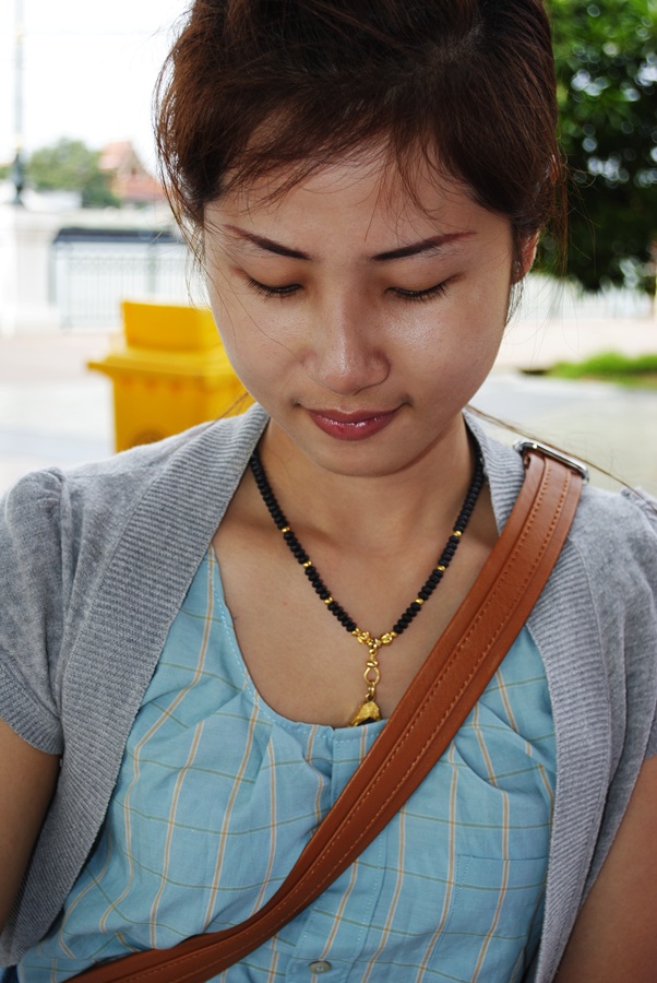 สาวสวยจิตอาสา อีกคนนึงครับ   ชงกาแฟอ