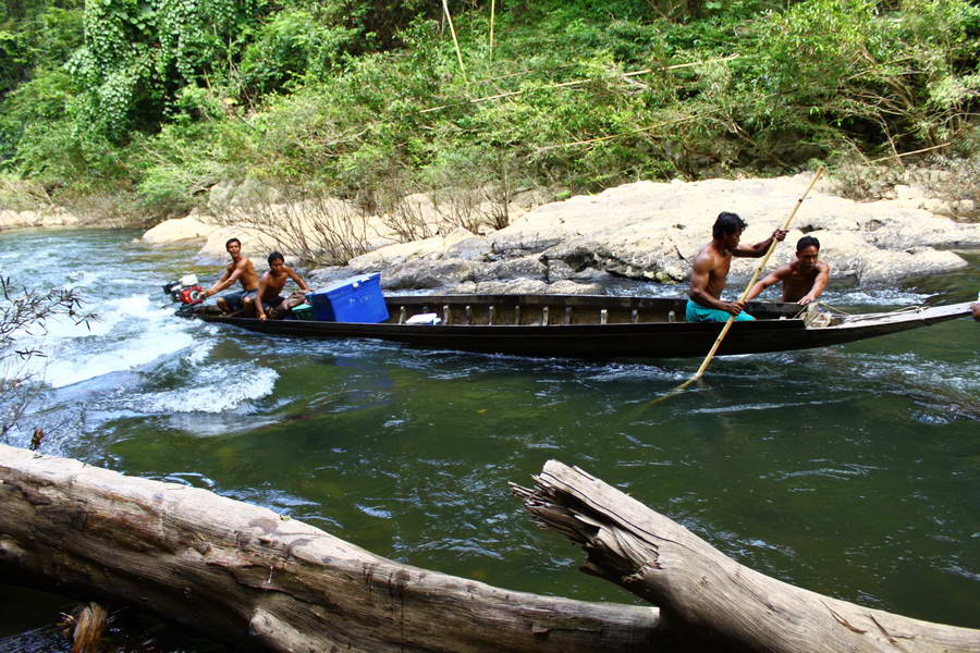เรือกำลังผ่านแก่งครับ :smile: :grin: :love: