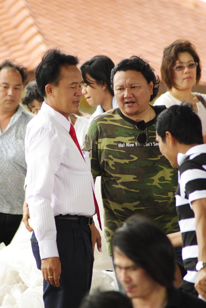 อ้าว แล้ว 2 ท่านนี่มั่วแต่ถกกันเรื่อ
