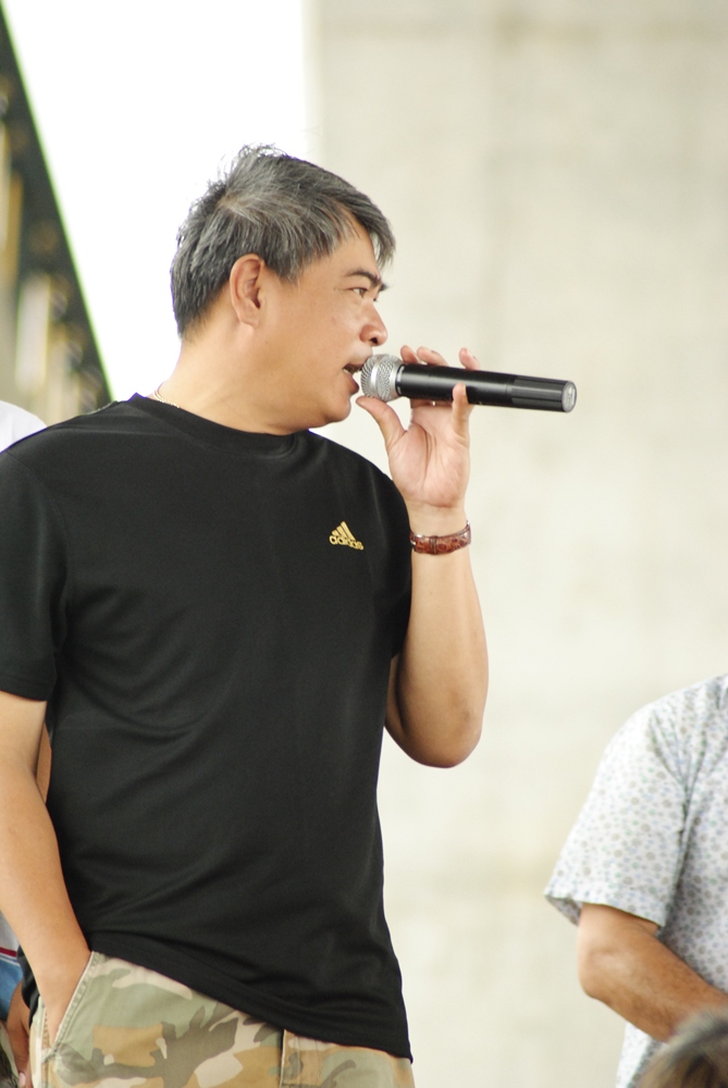 และท่านนี้ คนหล่อใจบุญ แม่งานอีกท่