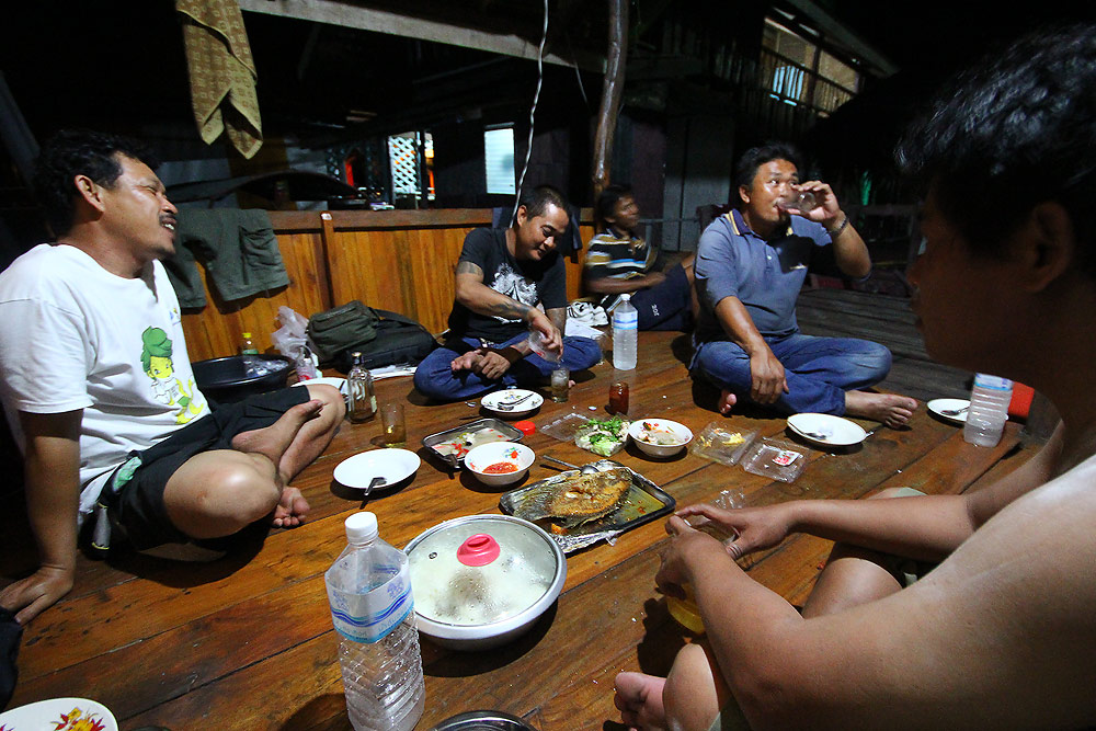 


 [b]เหมือนเดิมทุกอย่าง ตกปลากินเหล้า เมาว เช้าตกปลาต่อ[/b]      :laughing: