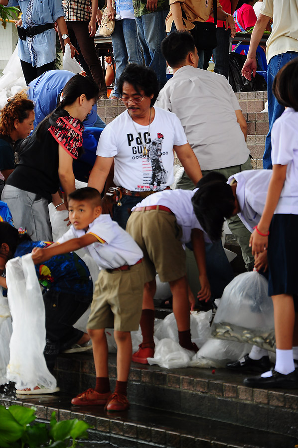 เฮียโก ฟิชชิ่งโก ต้องคอยดูแลเด็กๆที่ลงไปปล่อยปลาด้วย:grin: :grin: