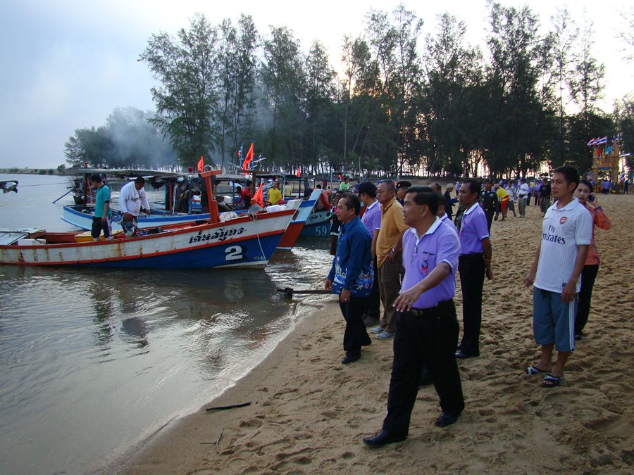 ท่านผู้ว่ามาส่งนักกีฬาที่ริมหาดเลยครับ