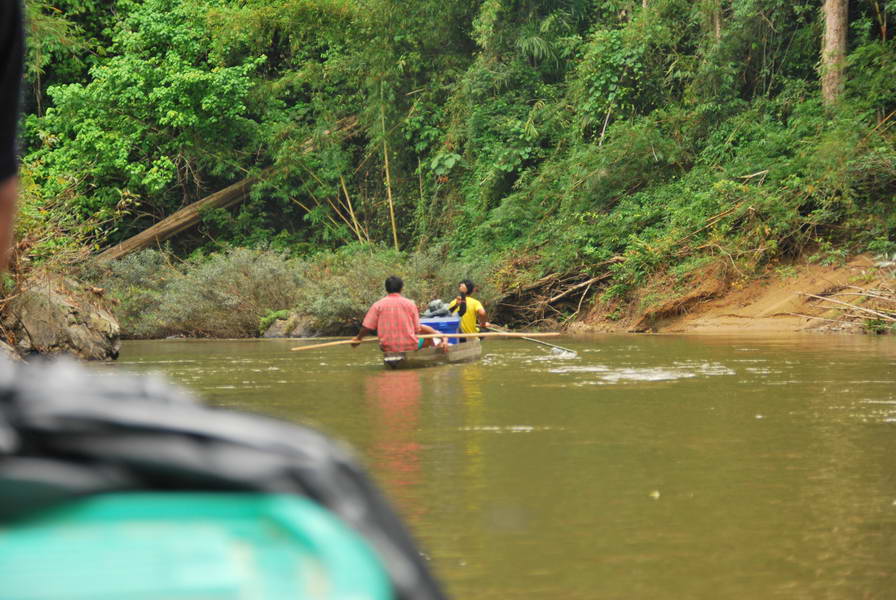 ล่องเรือลงตามกระแสน้ำครับ....หลังจากถอดเครื่องแล้วคิดว่านึกจะล่องเอาเรือมุดน้ำขึ้นไปต่อ......แต่แผนเ