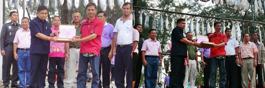            รางวัลรองชนะเลิศ ปลาสาก

  คุณจำลอง  บุญรอดชู       จากทีม ฟิวส์การเบาะ

     น้ำหนัก