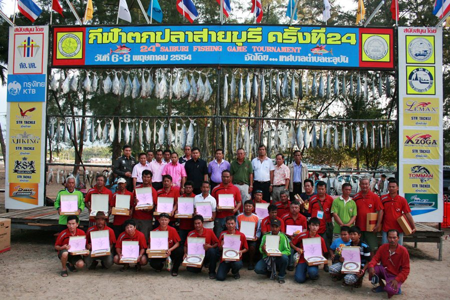 นักกีฬาถ่ายรูปร่วมกันหลังงาน