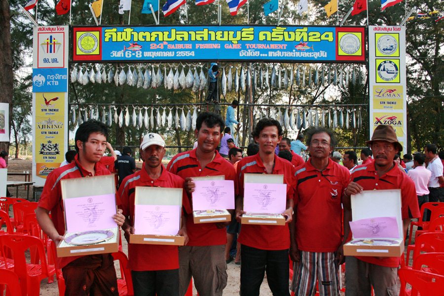 นักกีฬาถ่ายรูปร่วมกันหลังงาน
