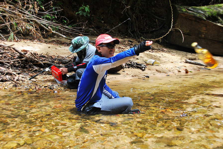 น้าเนตรอยู่ท้ายน้ำตะโกนบอกปวดท้องขอยาธาตุหน่อยครับ....น้าจินเลยส่งทางEMSไปให้ครับ...เอิ้กๆๆๆ :grin: 