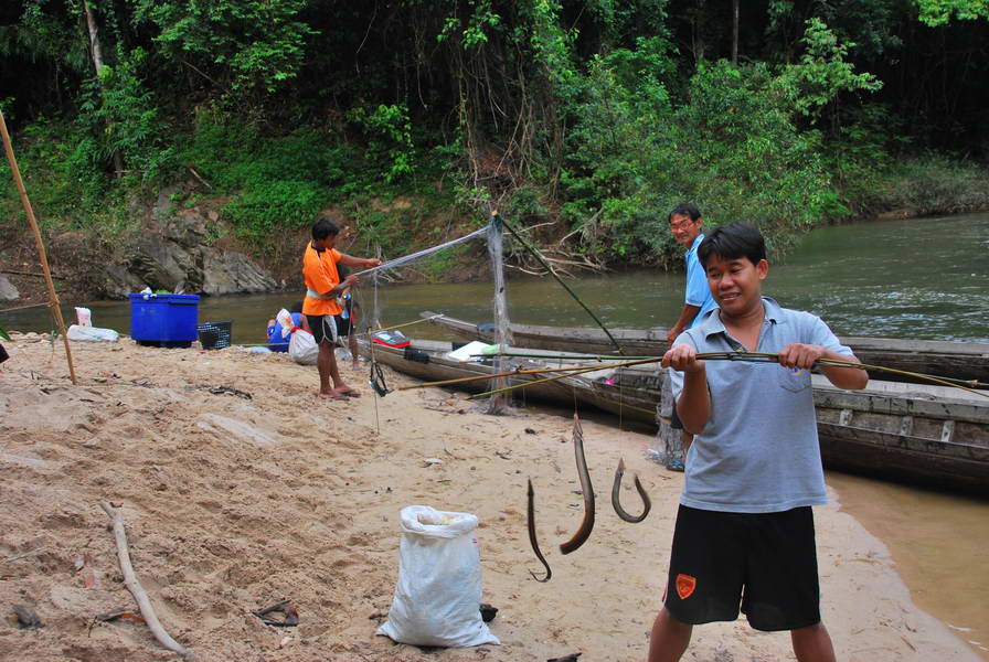 น้าเอี่ยวเดินไปเก็บเบ็ดชายธงครับท
