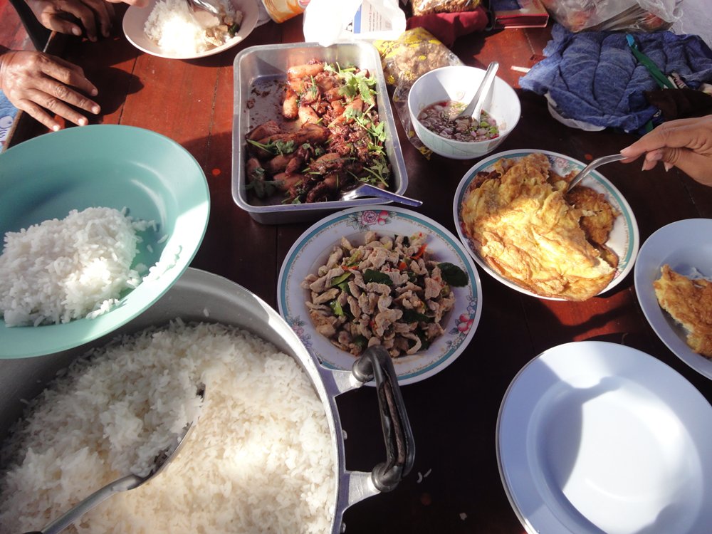 กับข้าวมื้อเช้าโดยผืมือของบัง :umh: :umh: