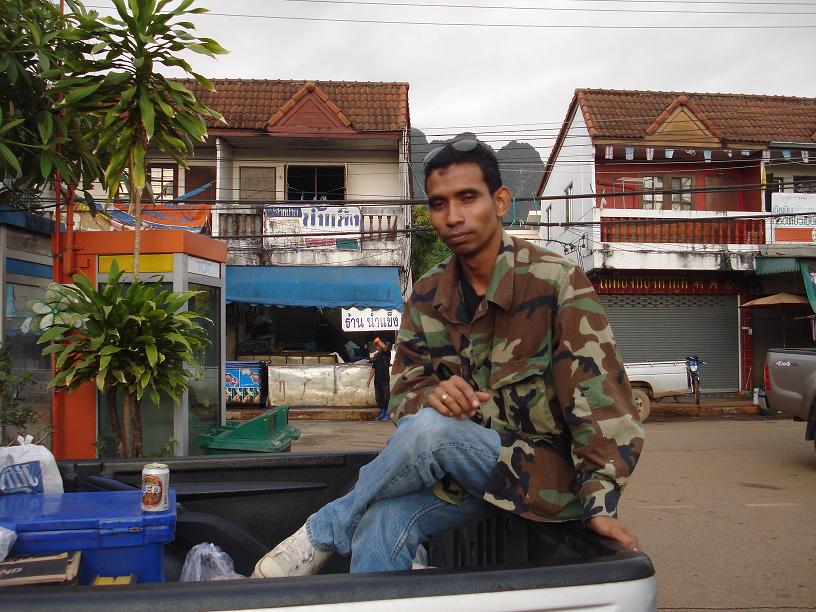น้าหนึ่ง มาพร้อมกับป๋องเบียร์คู่ใจ ตั้งแต่ ขึ้นรถ :grin: