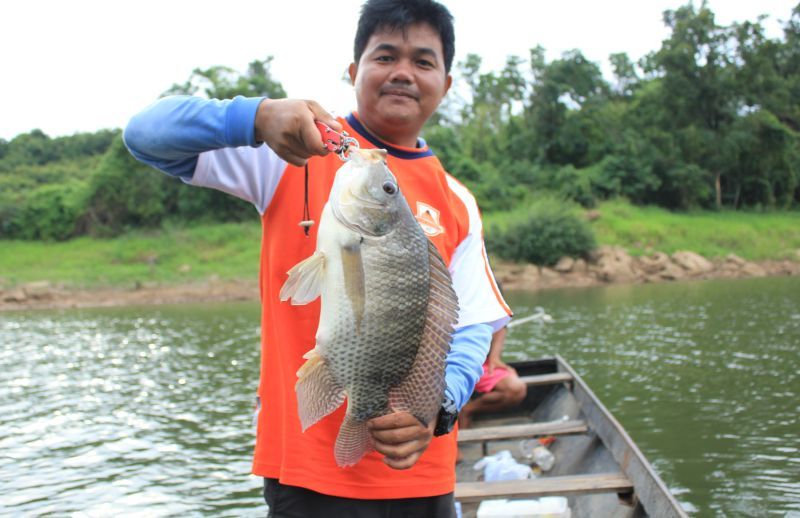  [b]ต่อๆ..ถ่ายรูปให้หน่อย....

..........อ่าวเฮ้ยนั้นปลา...เอ่อ....ปลาผมนะ....
..........เออถ่ายใ