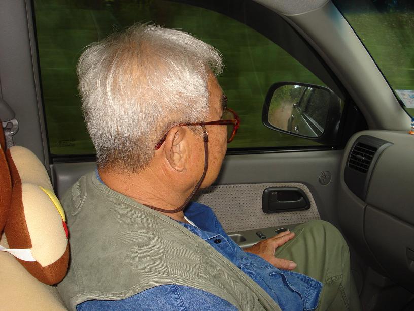 เตี่ยคอยนั่งดูทางเป็นเพื่อนครับ :grin: