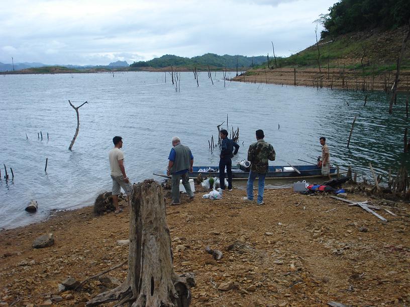 เรือมาแล้ว ขนของลง ไปไดพร้อมกับคนได้ไม่เกิน 3 คน  เล่นไปซ่ะ 5 เที่ยวครับ :laughing: