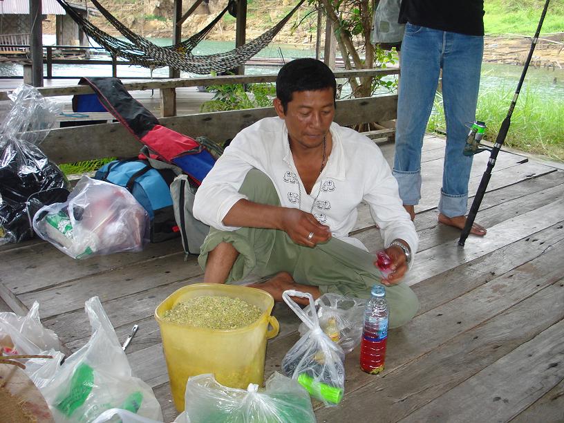 ถึงแพเรียบร้อย น้าซาเล้ง ก็รีบทำขนมให้เจ้าปลาน้อย ในเขื่อนได้กินกันครับ :laughing: :grin: