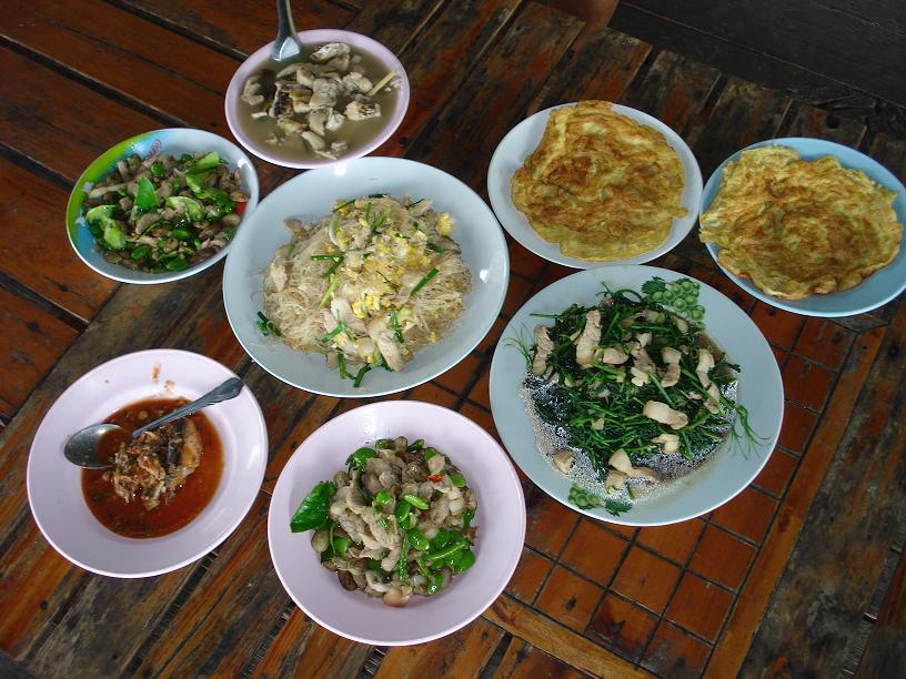 กับข้าวมื้อเช้าครับ :umh: :smile: