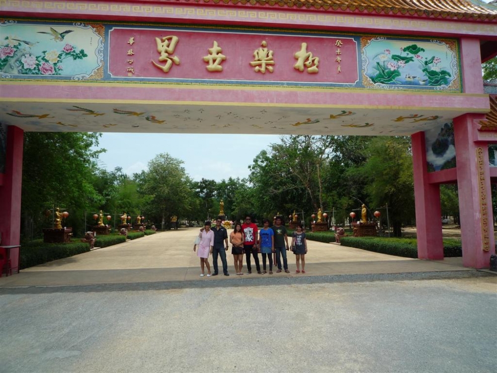 ทางเข้าประตูเจ้าแม่กวนอิม ได้บรรยากาศ เหมือนอยู่เมืองจีนจริงๆเลยครับ