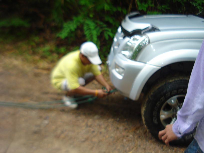 ไม่รอดครับ ต้องพึ่งรถน้าแมน ถอยลงมารากขึ้นไปครับ โชดดีที่รถน้าแมนเป็น 4X4 น่ะครับ ไม่งั้นแย่แน่ๆ :sa