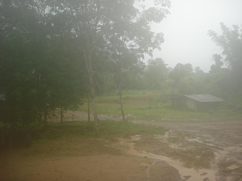 ฝนก็ยังตกไม่หยุดครับ 