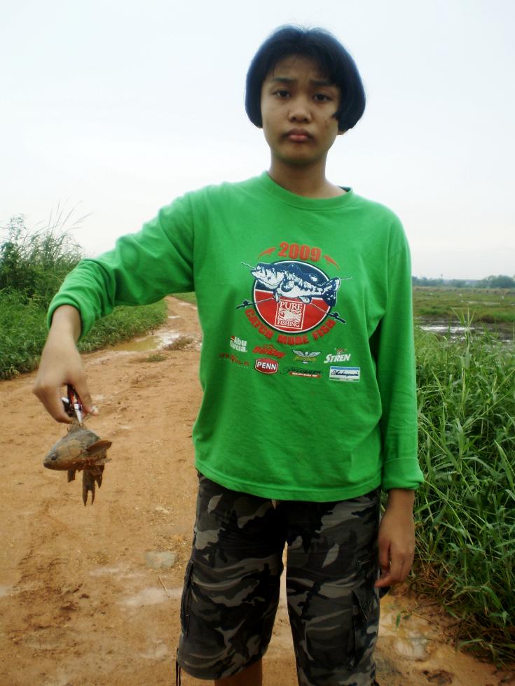 ด.ญ   แมงปอ   ค่ะ  ............โดนพ่อบังคับถือปลา  หน้าบูดเชียว  :grin: :laughing: :grin:






