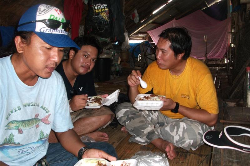 ระหว่างหลบฝนก็กินข้าวกันก่อน :grin: