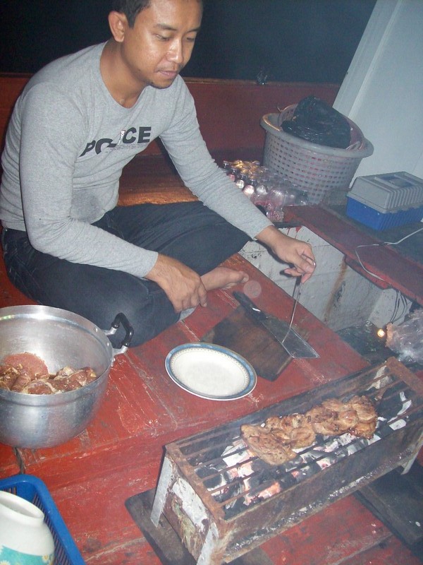 น้าแบงค์ช่วยย่างหมูให้กิน  :grin: