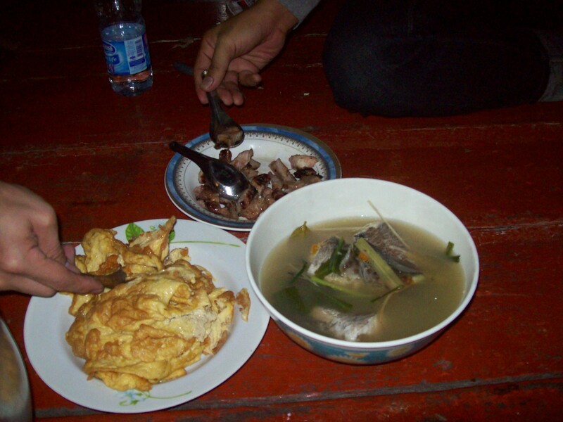 กับข้าวมื้อแรกบนเรือครับ  ต้มยำปลาเก๋า(เก๋าชายฝั่ง)  -  หมูย่าง - ไข่เจียว(อาหารหลัก)  :umh: :laughi