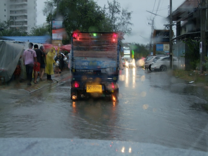 ก่อนออกเดินทางมาถึงเรือฝนก็ตกหนักลงมา