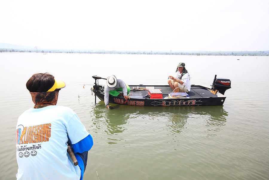 และเราก็บอกมีสเตอร์จอนนี่ว่าที่ประเทศเราก็ทำ  Catch & Release   เช่นกันนะครับ
 :cheer: :cheer: :che