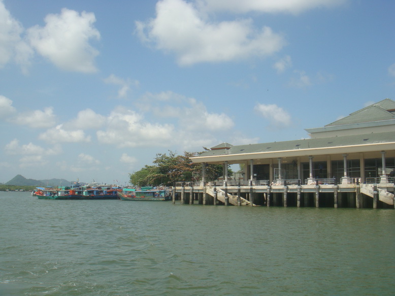 เรือออกทันที...เพื่อรีบไปหาหมายปั่นหมึกก่อนที่เกาะหลัก  ตะรุเตา  วิ่ง 4 ชั่วโมงครับ.....ไม่ได้ปั่นหม