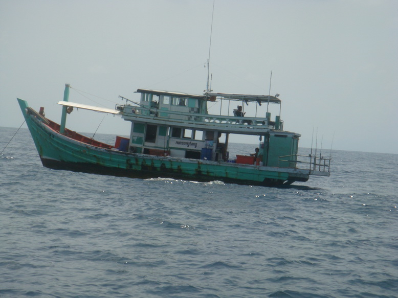 เพื่อนนักตกปลาอีกลำ รออยู่ก่อนแล้ว.........เรือ มนต์สังข์ทอง.......

เราใช้เวลาอยู่ที่หมาย  8 ไมล์