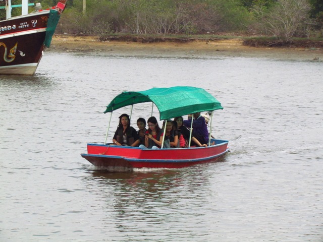 กำลังขึ้นเรือ  ก็สดุดเรือนักท่องเท