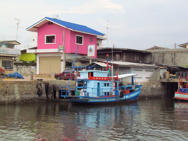 แล่นเรือผ่าน   ลำนี้ ก็กำลังลงของกัน