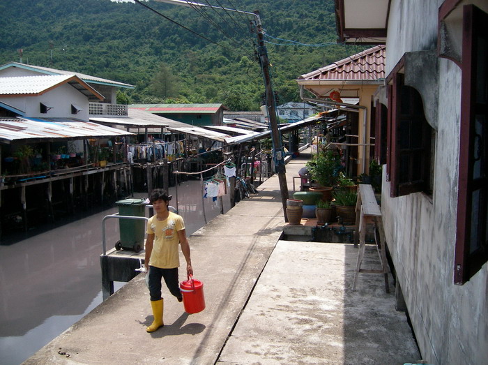 บุรุษต่างชาติกำลังกลับบ้านพัก
วิถ
