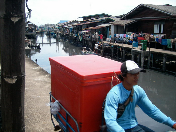 ต่างคนต่างทำมาหากิน 
 :spineyes: :spineyes: :spineyes: