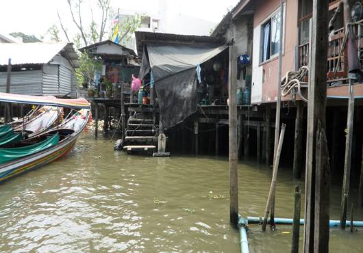 นี่ครับด้านหลังโป๊ะเรือผมสวายเยอะมากเพราะมีที่ล้างจานของร้านขายข้าวข้างนอกตรงกลางลานที่ท่าช้าง