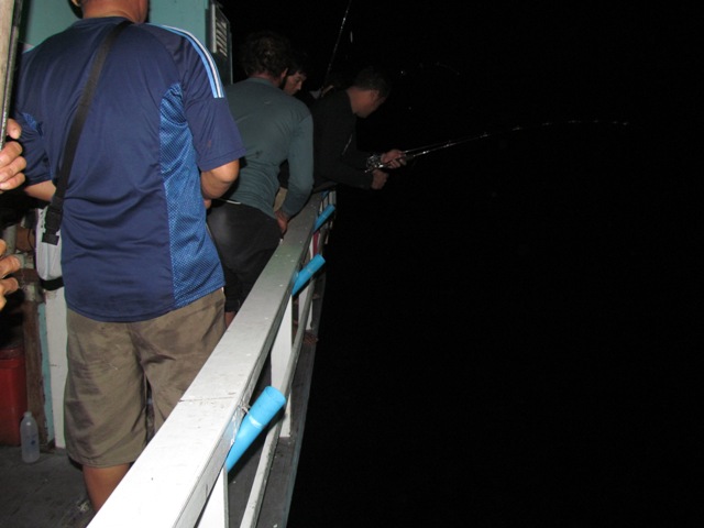 พาสายวิ่งไปทางท้ายเรือครับ  เล่นเอ
