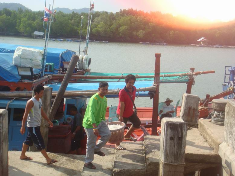 ถึงท่าเรือประมาณบ่ายสาม   ช่วยกันขนสัมภาระ  และผลงานอันน้อยนิดกลับ   แต่ความสุข  สนุกสนาน กลับมหาศาล