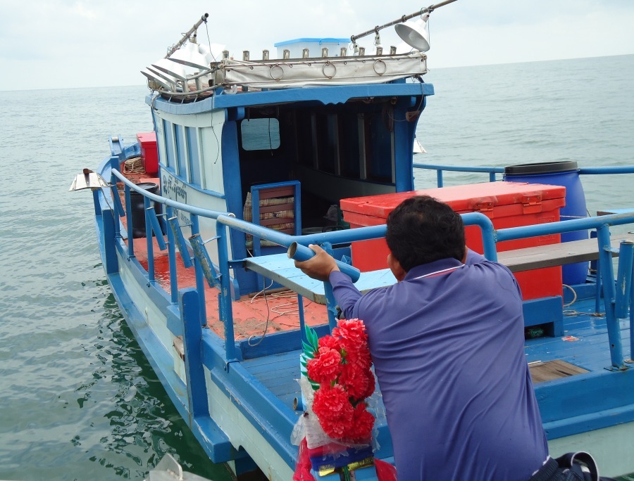 เรือออกจากคลองไม่ได้น้ำแห้งเกินไป เลยออกมารจอดด้านนอกตั้งแต่คืนวันที่ 13  ไต๋แกเลยลองออกไปลากปลาสากด