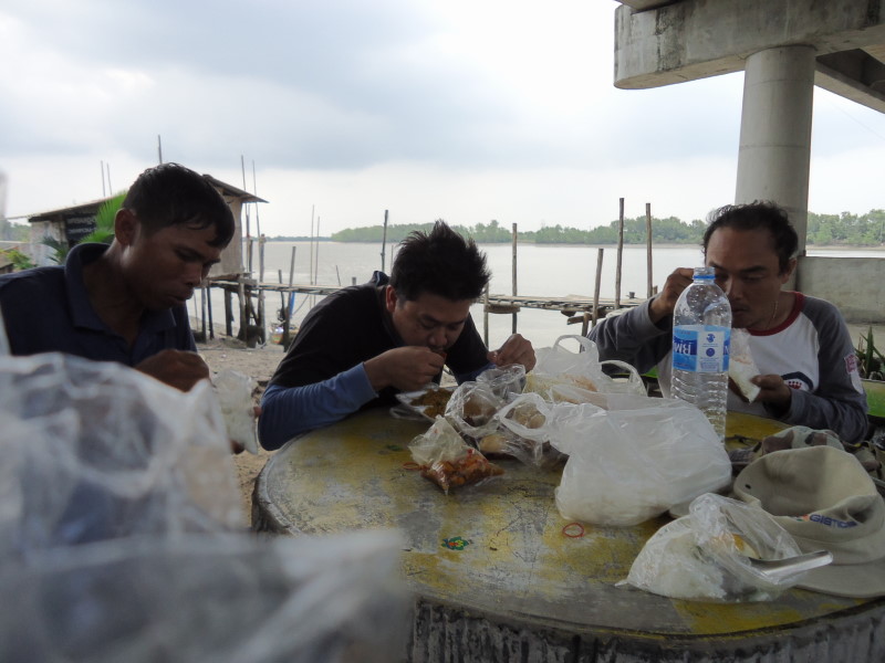                    ไปถึงบ้านไต๋  จะกินข้าว  ลืมบางส่วนไว้ท้ายรถเลยกลับมาที่ท่าครับ