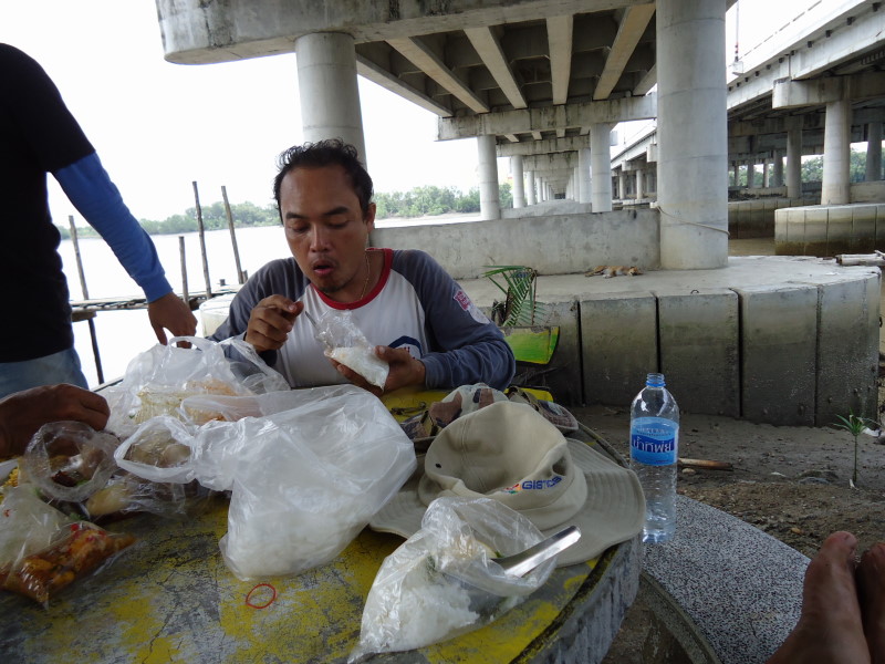                                   นั่งกินกันสบายๆลมเย็นดี  รอน้ำครับ

                           :
