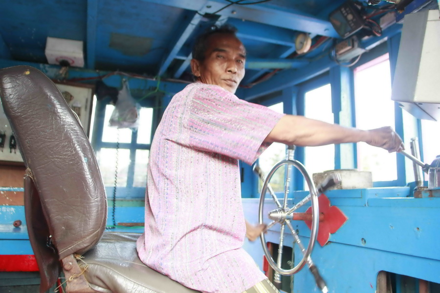แบแซไต๋เรือใจดีแห่งสายบุรีเมื่อมาถึงเรือก็ถามพี่ต๋อยหัวหน้าทีมชาวใต้  ซึ่งเป็นผู้ดำเนินการในทริปนี้ 