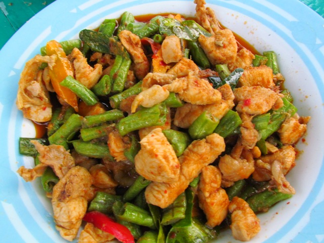 เปิดมาก็  กิน  กันเลยแระกัน   กับข้าวมื้อเที่ยงวันที่ 3 ก่อนกลับเข้าฝั่ง ครับ :grin:  :umh: :umh: :c