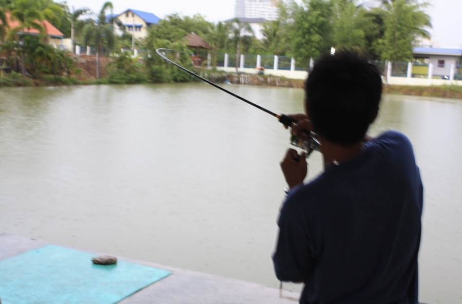 โอ้วๆ ปลาซ้าย สุดขอบบ่อ วิ่ง4x100 ดีจริงๆ  :music: :music: :music: