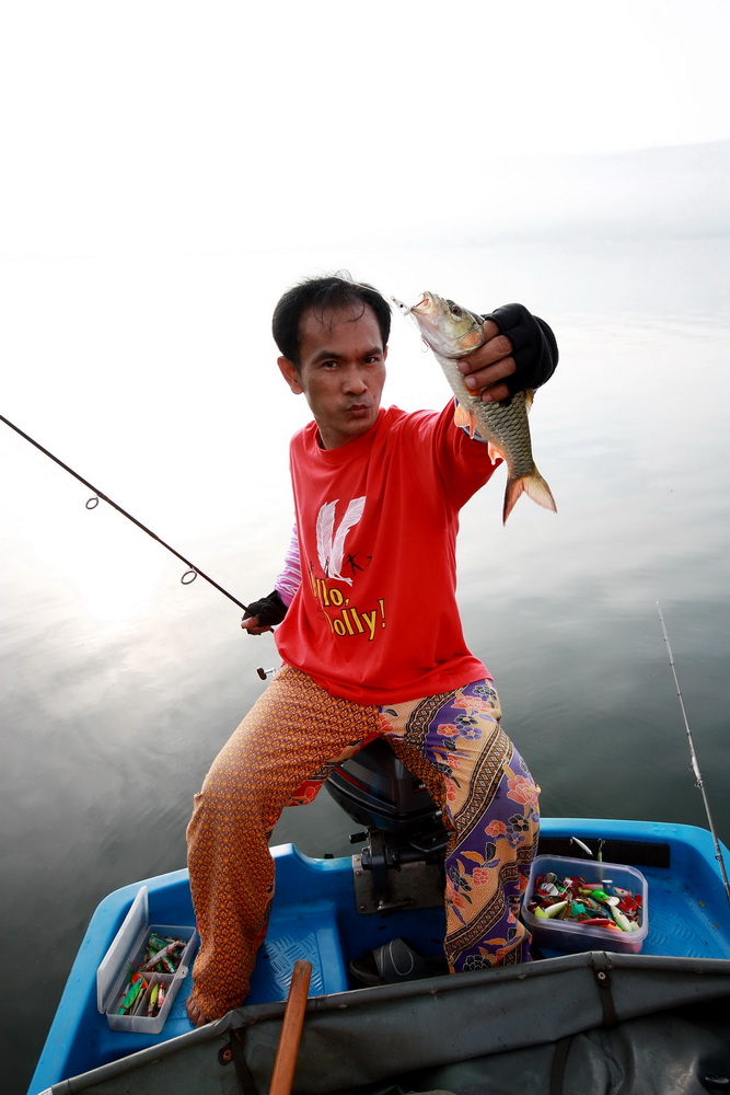  :angry: :angry: หลอกให้เราอยู่หัวเรือ ....แอบถ่ายภาพเราหลุด...น้าลวดก็สอยมาก่อนแร้ววว....ด้วยเหยื่อ