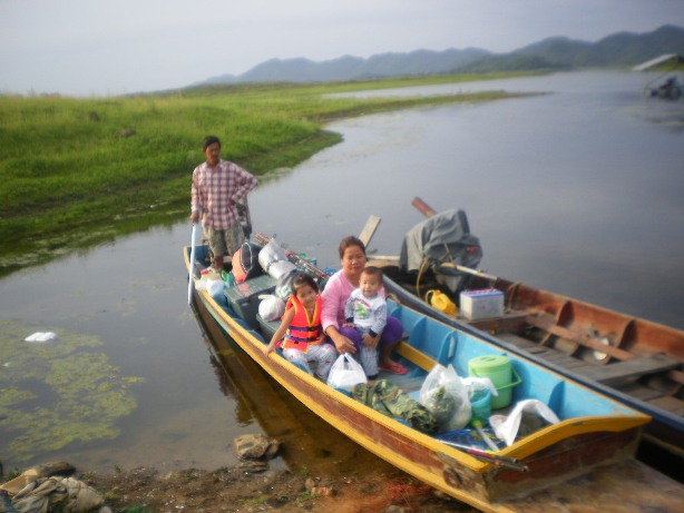               แวะเอาของที่ฝากไว้ ที่บ้านลุงแหลมแล้วก็ ไปที่ท่าเรือ ขนของลงเลยครับ
          ลุงแหลม