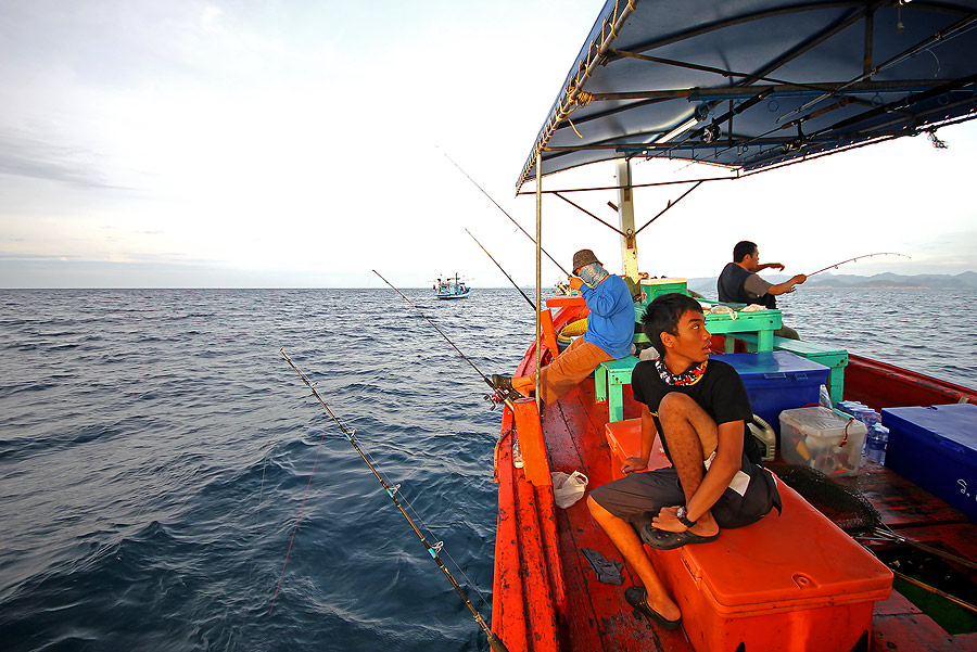 
 [b]  ที่หัวเรือ  ลงหน้าดินกันไว้หลายชุด[/b]


 :grin: