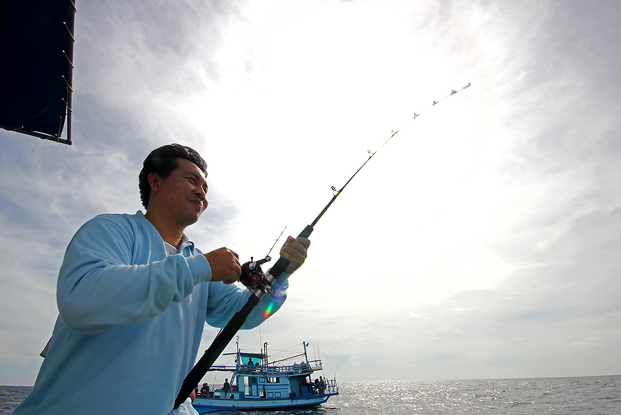 
 [b]  เรือลำที่เห็นข้างหลังโน่น เป็นเรือไต๋นพ  ได้ไปตัวนึงแล้วเหมือนกัน

ที่จริง  ของเราก็มีฉวยห