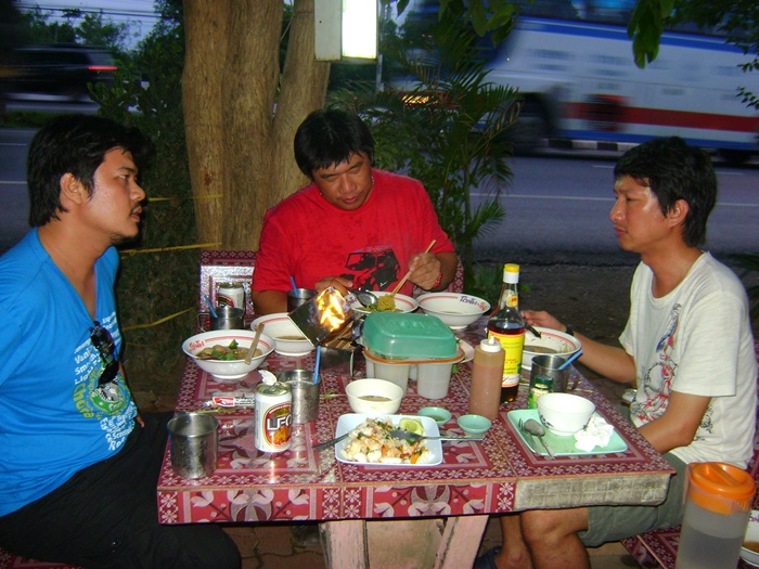 น้าบอมเริ่มหลับตากินแล้วครับ    555+

 :laughing: :laughing: :laughing:

อ่อนเพลียกันไปตาม ๆๆ กั